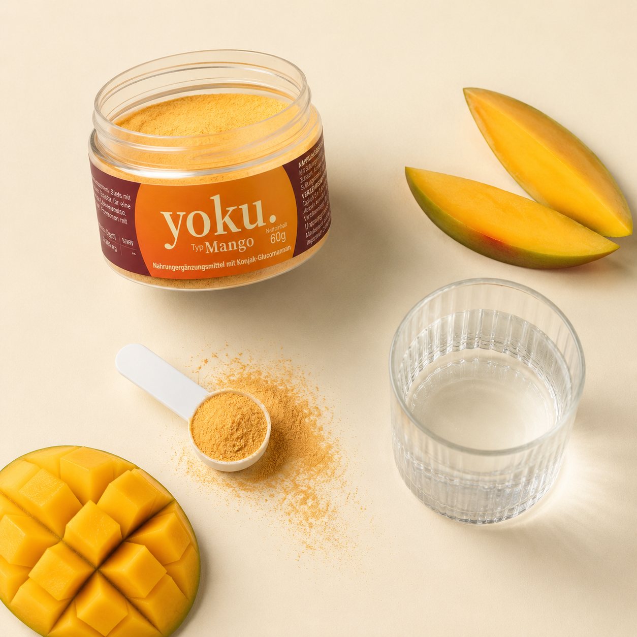 Yoku Mango von oben mit Messloeffel und frischer Mango