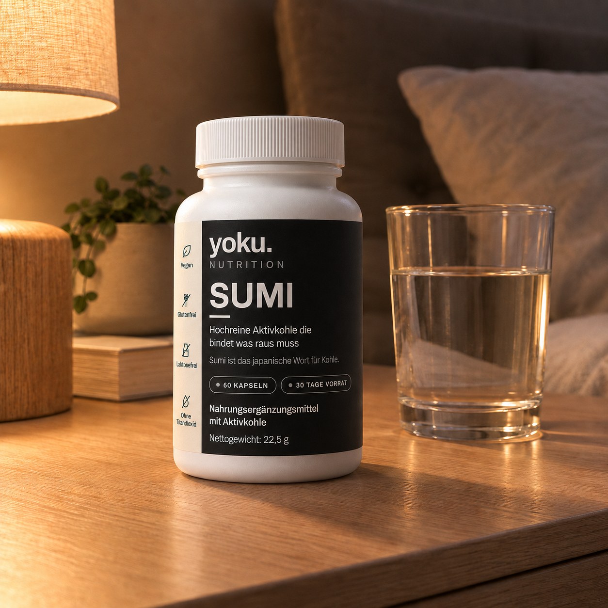 Yoku SUMI auf dem Nachttisch neben einem Glas Wasser am Abend